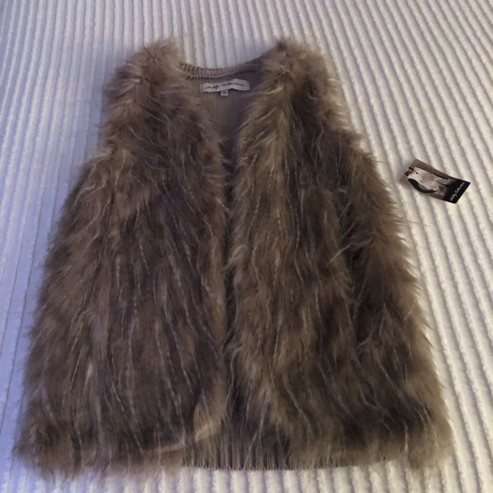 Faux fur ladies vest.  Natural color . SZ Lg NWT